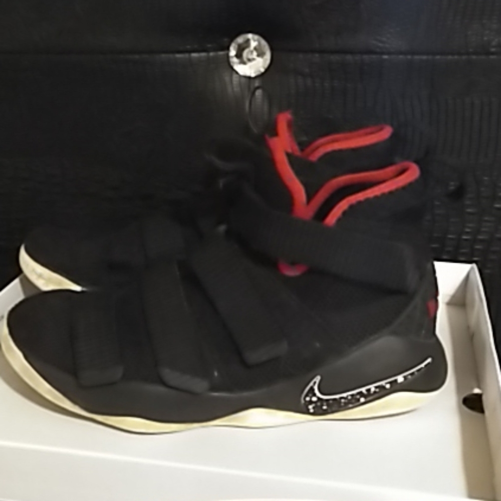 Nikes - Picture 3 of 4